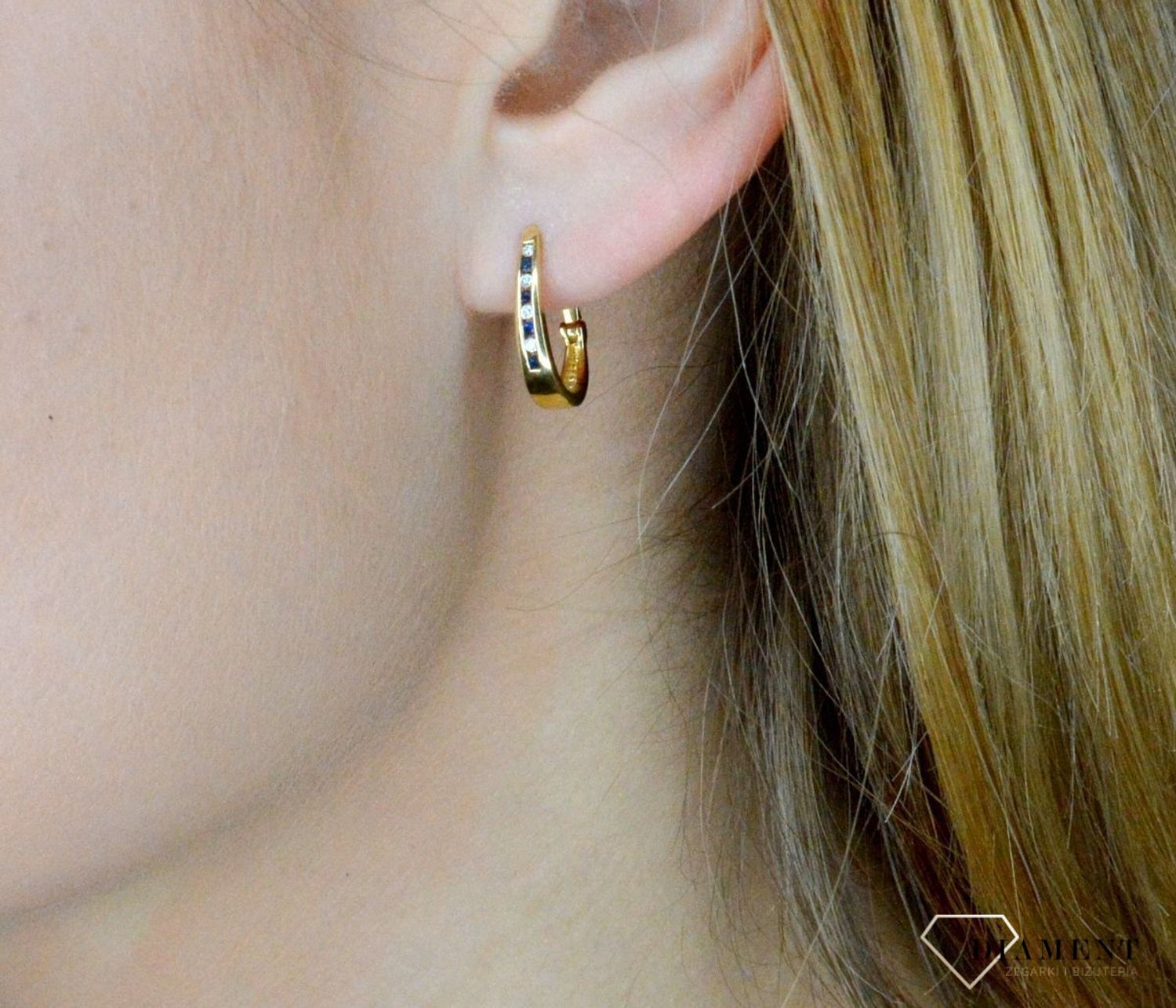 Złote kolczyki wiszące 585 z diamentem i szafirem E1505SA Szafir. Przepiękne kolczyki złote z brylantami i szafirami z zapięciem typu angielskiego wykonane zostały z 14- karatowego złota próby 585. Kolczyki będą idealnym dodat.jpg